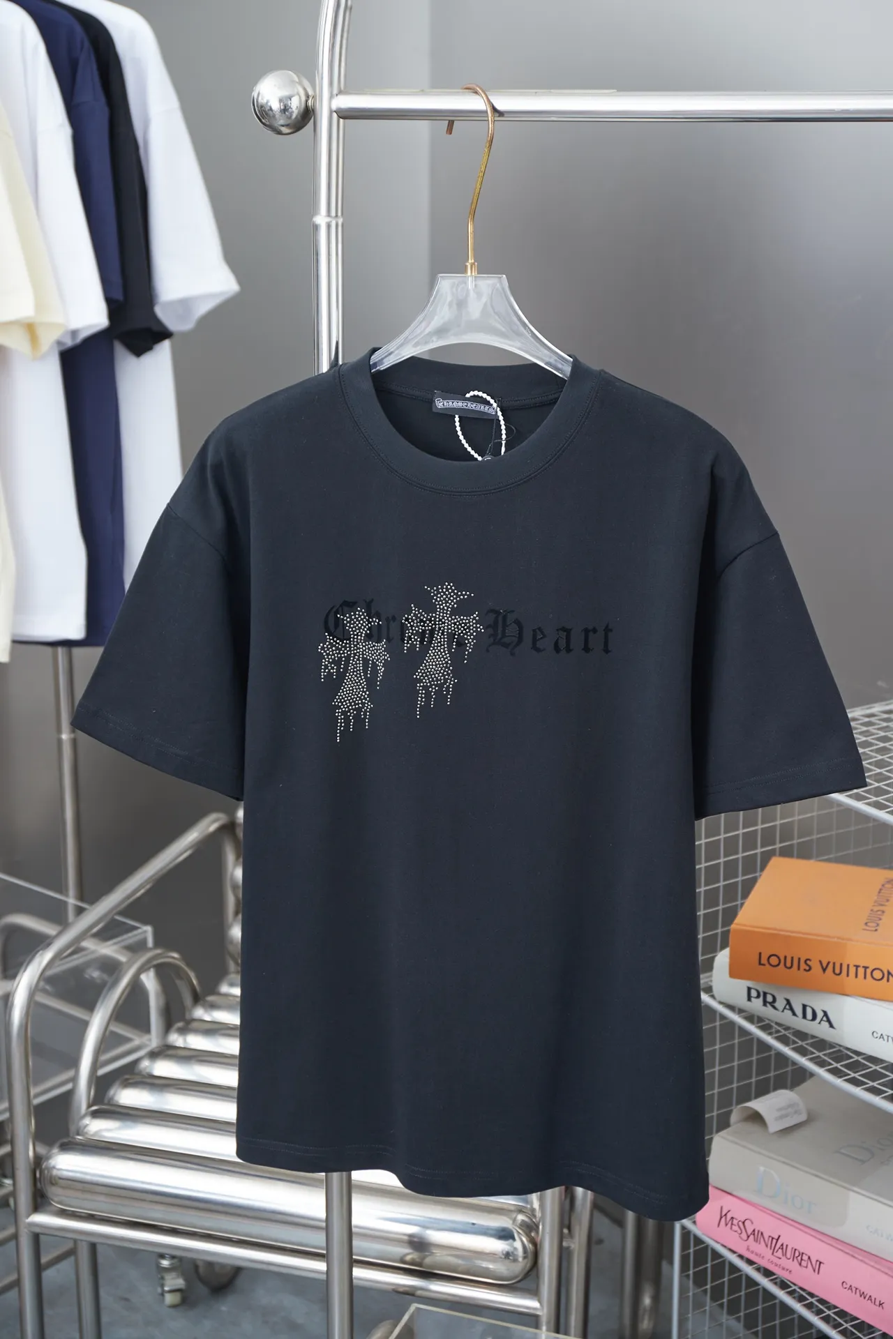 🅿️200 Chrome Hearte 25SS early spring new style, flocking printed hot diamond short sleeves, light luxury, essential item for daily commuting for men and women, correct version, welcome to compare, detailed features · 280 grams of 100% pure cotton double yarn jersey fabric · Special thickened 32 pieces of double-strand 1X1 thread in the same vat custom dyeing · Three-dimensional flocking pattern ➕Imported Australian matte pearl diamonds · Double needle stitching and cross-stitch technology · Original main mark, washed tag, brand moisture-proof paper packaging Color: black/white/blue/burgundy Size: S/M/L/XL